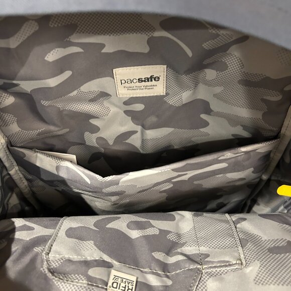 PacSafe 25L AntiTheft backpack - Picture 3 of 3